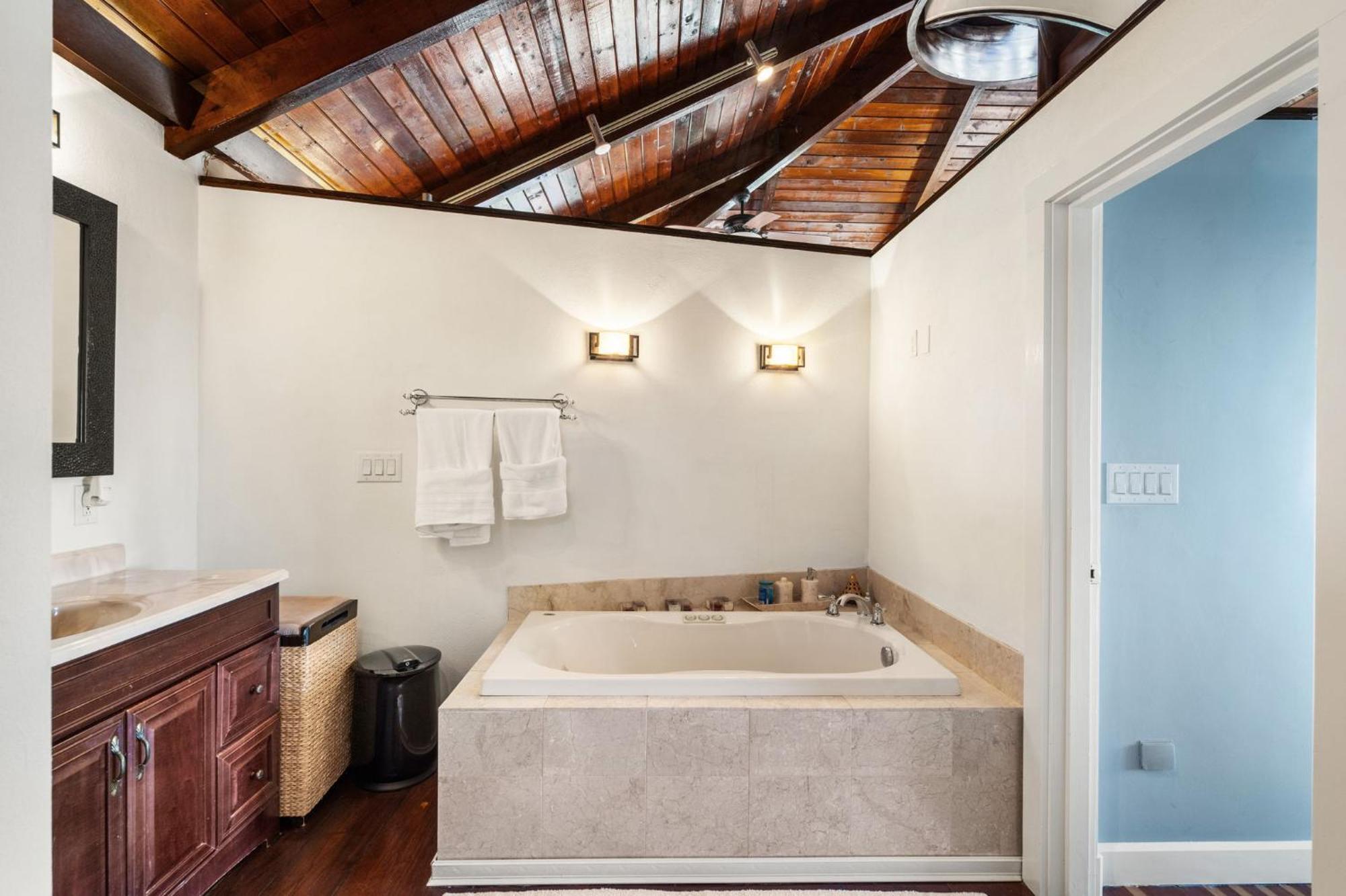 Hot Tub, Electric Bikes, Solo Stove, Projector, Smores Marblehead Esterno foto